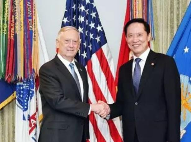 Ngày 30/8/2017, Bộ trưởng Quốc phòng Mỹ James Mattis và Bộ trưởng Quốc phòng Hàn Quốc Song Young-moo gặp nhau ở Washington, Mỹ. Ảnh: Sina.