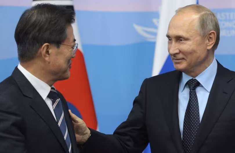 Tổng thống Hàn Quốc Moon Jae-in và Tổng thống Nga Vladimir Putin. Ảnh: Toronto Star.