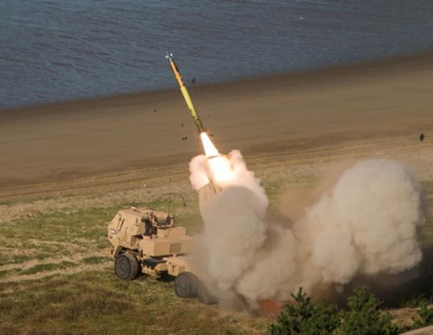 Ngày 21/9/2017, đơn vị HIMARS Mỹ tiến hành bắn đạn thật ở Hàn Quốc. Ảnh: Ifeng.