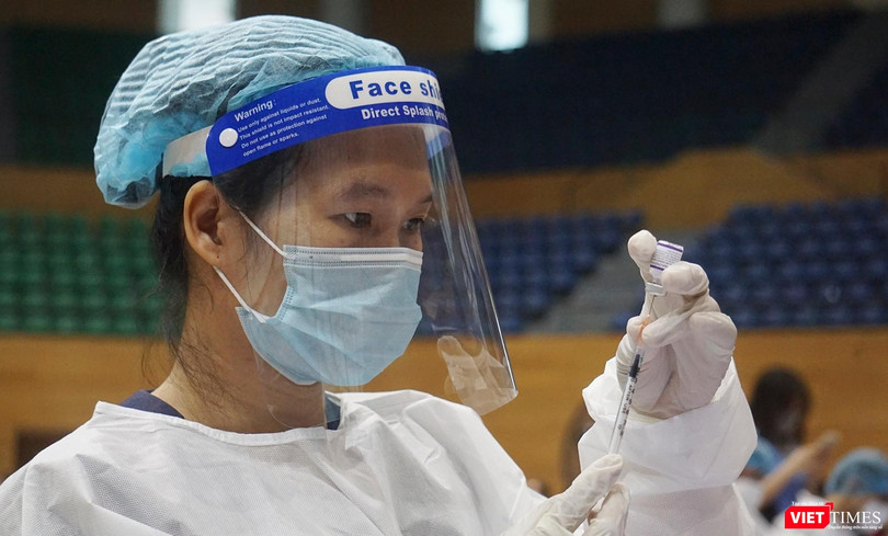 Lực lượng y tế Đà Nẵng tiêm vaccine phòng COVID-19 cho người dân