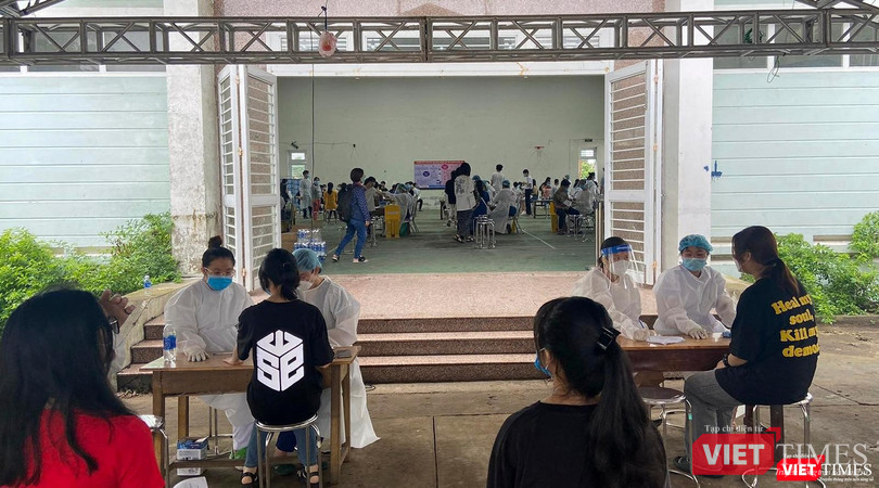 Trẻ em trong độ tuổi 15-18 tuổi được khám lâmm sàn trước khi tiêm vaccine COVID-19 (ảnh ghi nhận tại điểm tiêm trường THCS Huỳnh Thúc Kháng, quận Sơn Trà)