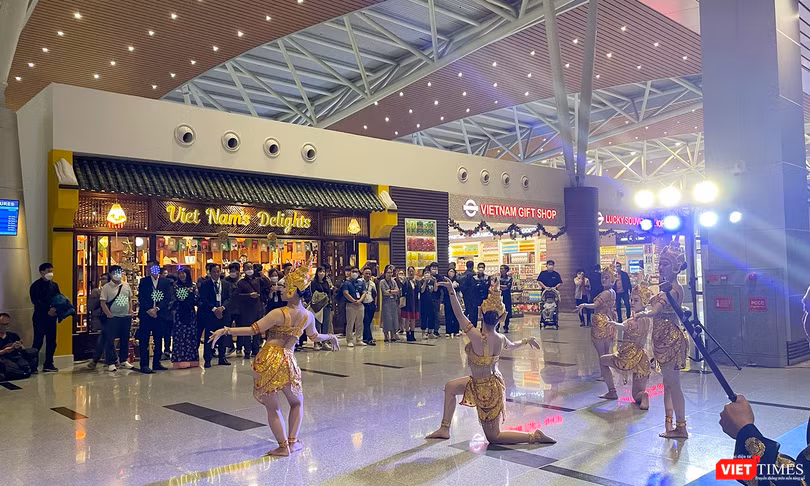 Biểu diễn nghệ thuật phục vụ du khách tại Nhà ga Quốc tế sân bay Đà Nẵng 