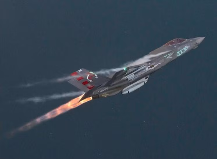 Máy bay chiến đấu tàng hình F-35C Mỹ trang bị cho tàu sân bay.