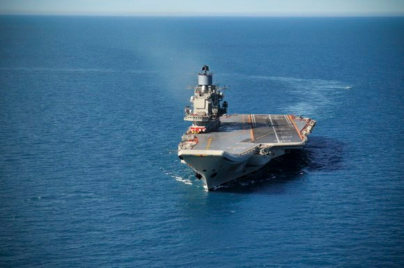 Tàu sân bay Kuznetsov Hải quân Nga chạy trên biển Barents