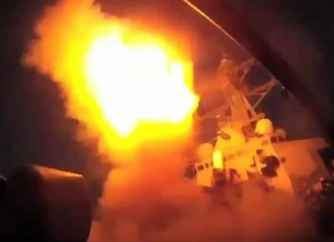 Ngày 7/4/2017, Mỹ sử dụng 2 tàu khu trục phóng tên lửa hành trình Tomahawk tấn công Syria. Ảnh: Cankao