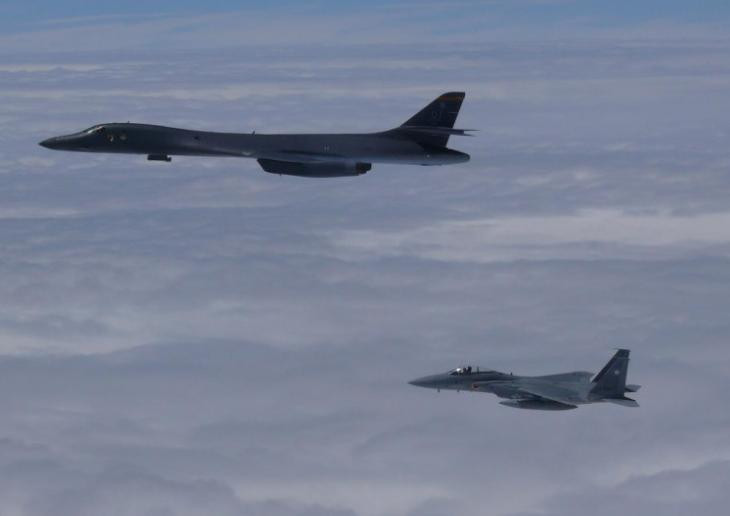 Máy bay ném bom B-1B Mỹ và máy bay chiến đấu F-15J Nhật Bản tiến hành huấn luyện chung. Ảnh: Sina