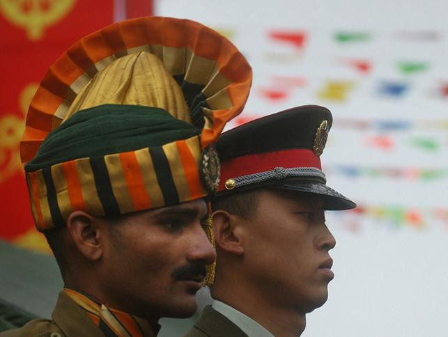 Binh sĩ Ấn Độ và Trung Quốc. Ảnh: Getty/Dwnews