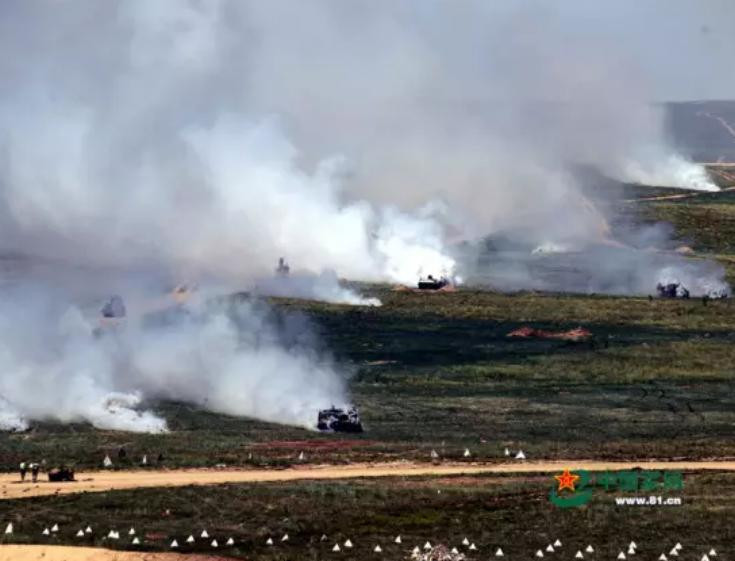 Diễn tập đối kháng thực binh từ ngày 1 - 3/8/2016 ở căn cứ huấn luyện Chu Nhật Hòa. Ảnh: Ifeng.