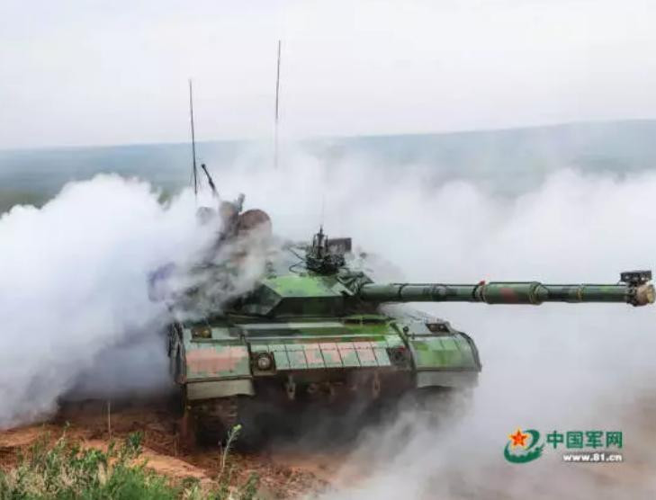 Xe tăng quân đội Trung Quốc tiến hành huấn luyện ở căn cứ huấn luyện Chu Nhật Hòa ngày 19/7/2016. Ảnh: Ifeng.