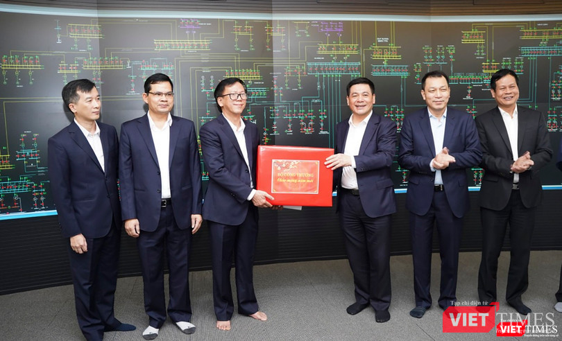 Bộ trưởng Nguyễn Hồng Diên và đoàn công tác của Bộ Công thương tặng quà cho tập thể lãnh đạo, cán bộ công nhân viên Tổng công ty Điện lực miền Trung