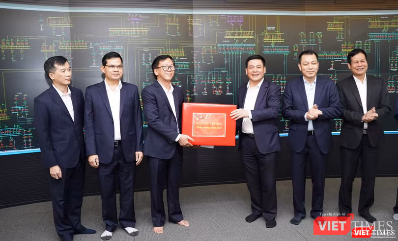 Bộ trưởng Nguyễn Hồng Diên và đoàn công tác của Bộ Công thương tặng quà cho tập thể lãnh đạo, cán bộ công nhân viên Tổng công ty Điện lực miền Trung