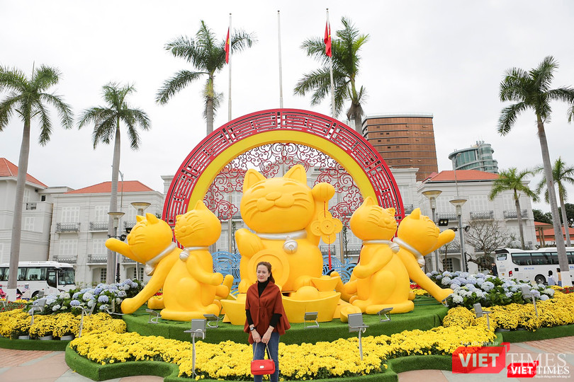 Linh vật mèo tại khu vực cầu Chữ T trên đường Bạch Đằng (Đà Nẵng)