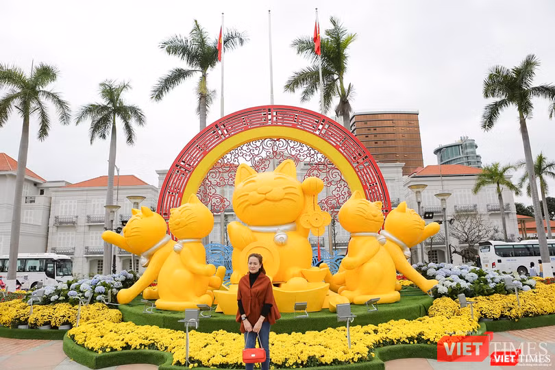 Linh vật mèo tại khu vực cầu Chữ T trên đường Bạch Đằng (Đà Nẵng)