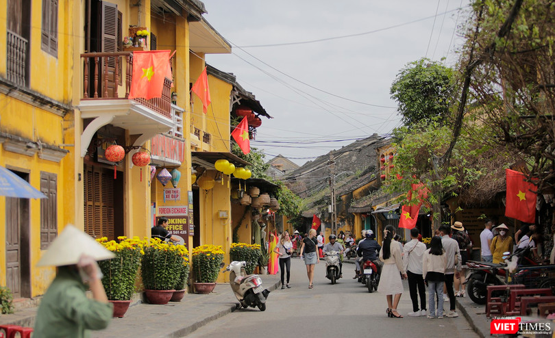 Du khách đổ về Hội An trong ngày đầu năm mới Quý Mão 2023