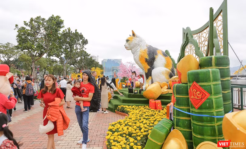 Linh vật mèo tại đường hoa xuân Đà Nẵng Tết Quý Mão