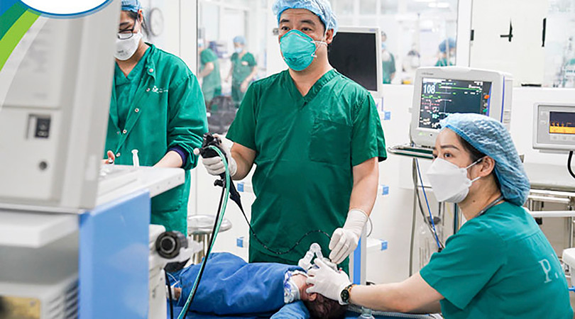 Bác sĩ Khoa Khám và Thăm dò Hô hấp Trung tâm Hô hấp, Bệnh viện Nhi Trung ương thực hiện nội soi phế quản (ảnh BVCC)