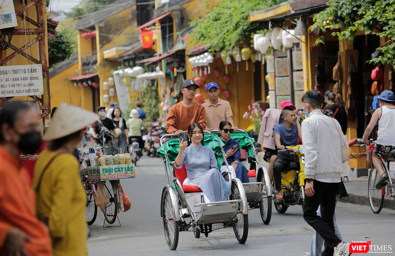 Du khách quốc tế tham quan phố cổ Hội An trong dịp Tết Quý Mão 2023