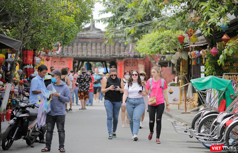 Du khách đến tham quan, du lịch tại Hội An