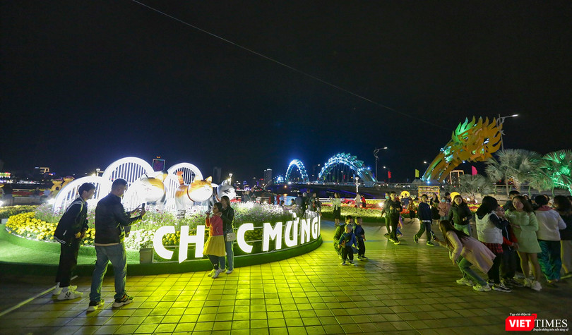 Người dân Đà Nẵng đổ về đường hoa Xuân, nô nức đón Giao thừa Tết Quý Mão 2023