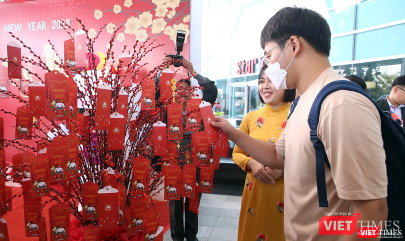 Du khách tham gia chương trình "hái lộc" đầu năm