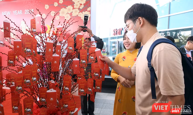 Du khách tham gia chương trình "hái lộc" đầu năm Du khách tham gia chương trình "hái lộc" đầu năm