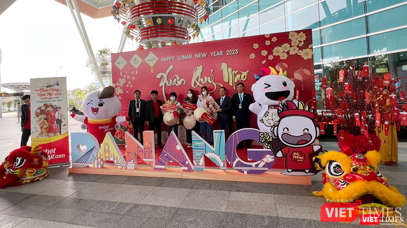 Đại diện Sở Du lịch TP Đà Nẵng, Cảng vụ hàng không miền Trung, Cảng Hàng không Quốc tế Đà Nẵng trao quà cho những hành khách xông đất may mắn