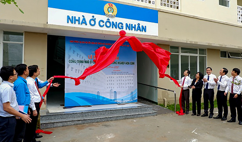 Lãnh đạo Thành uỷ, UBND TP Đà Nẵng và các cơ quan liên quan tại sự kiện đưa trình nhà ở cho công nhân khu công nghiệp Hoà Cầm vào hoạt động
