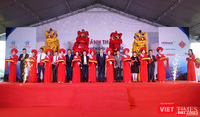 Ông Huỳnh Đức Thơ - Chủ tịch UBND TP Đà Nẵng (đứng giữa) cùng đại diện Trung Nam Group và các cơ quan hữu quan tại sự kiện khánh thành Công nghệ thông tin kỹ thuật cao đầu tiên về Nghiên cứu sản xuất và lắp ráp thiết bị điện tử công nghệ cao Surface Mount Technology (SMT) tại Danang IT Park