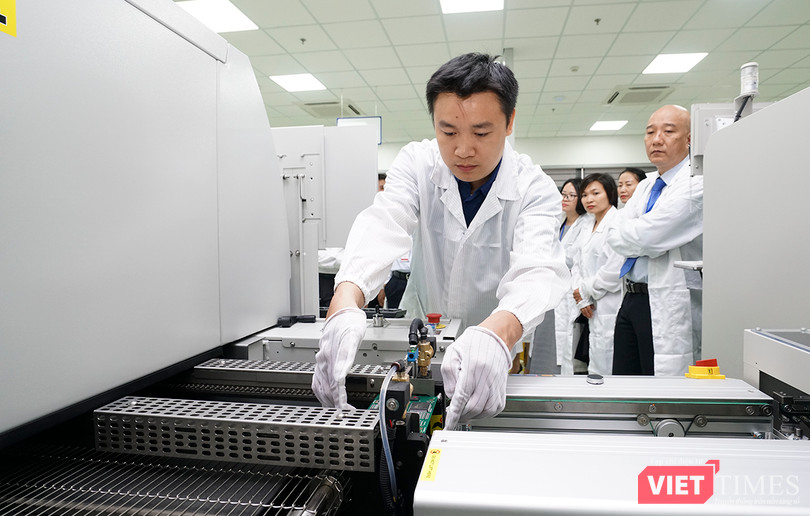 vt_da nang dua day chuyen san xuat vi mach dien tu smt dau tien vao hoat dong 1.jpg