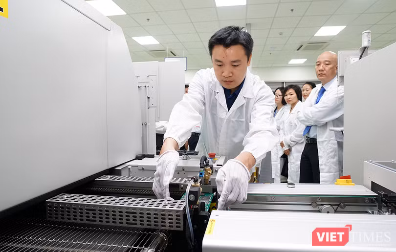 vt_da nang dua day chuyen san xuat vi mach dien tu smt dau tien vao hoat dong 1.jpg