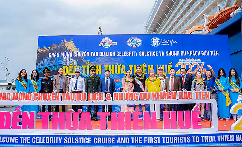 Quang cảnh lễ đón tàu du lịch đầu tiên đến tỉnh Thừa Thiên Huế bằng đường biển năm 2024. (ảnh thuathienhue.gov.vn)