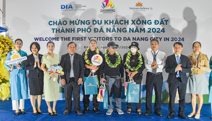 Lãnh đạo Sở Du lịch Đà Nẵng cùng Cảng Hàng không Quốc tế Đà Nẵng, Công ty CP đầu tư khai thác nhà ga quốc tế Đà Nẵng và các hãng hàng không tổ chức chào đón những du khách nội địa và quốc tế đến Đà Nẵng trong ngày đầu năm mới 2024