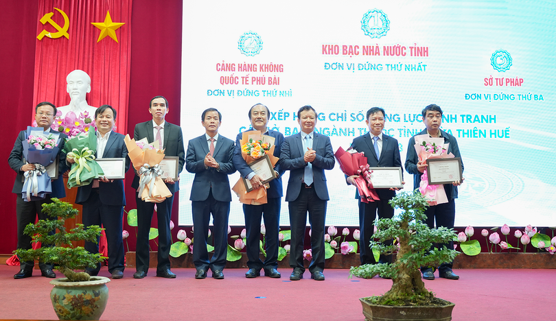 Lãnh đạo tỉnh Thừa Thiên Huế trao chứng nhận xếp hạng DDCI năm 2023 nhóm các sở, ban, ngành