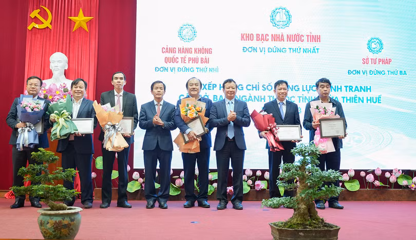 Lãnh đạo tỉnh Thừa Thiên Huế trao chứng nhận xếp hạng DDCI năm 2023 nhóm các sở, ban, ngành
