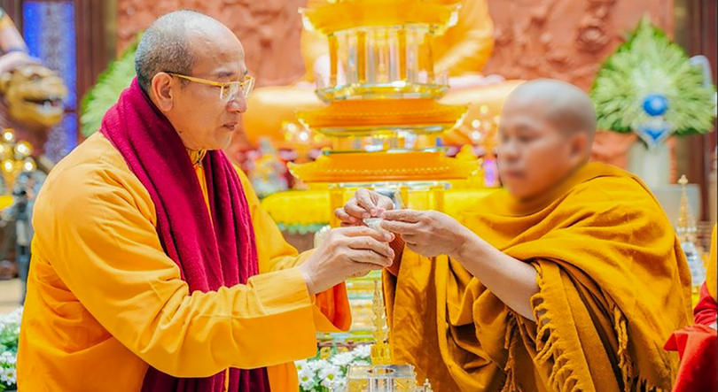 Đại đức Thích Trúc Thái Minh (trái) vừa bị Giáo hội họp áp dụng kỷ luật vì liên quan việc tổ chức trưng bày vật thể được cho là "xá-lợi tóc Đức Phật" cung thỉnh từ Myanmar về chùa Ba Vàng (Ảnh GNO)