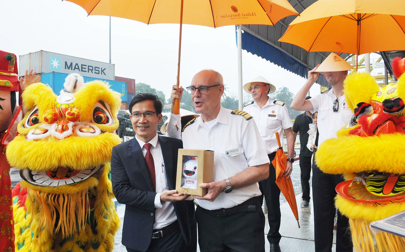 Lãnh đạo Sở Du lịch TP Đà Nẵng tặng quà lưu niệm cho thuyền trưởng tàu du lịch "xông đất" Đà Nẵng đầu năm 2024