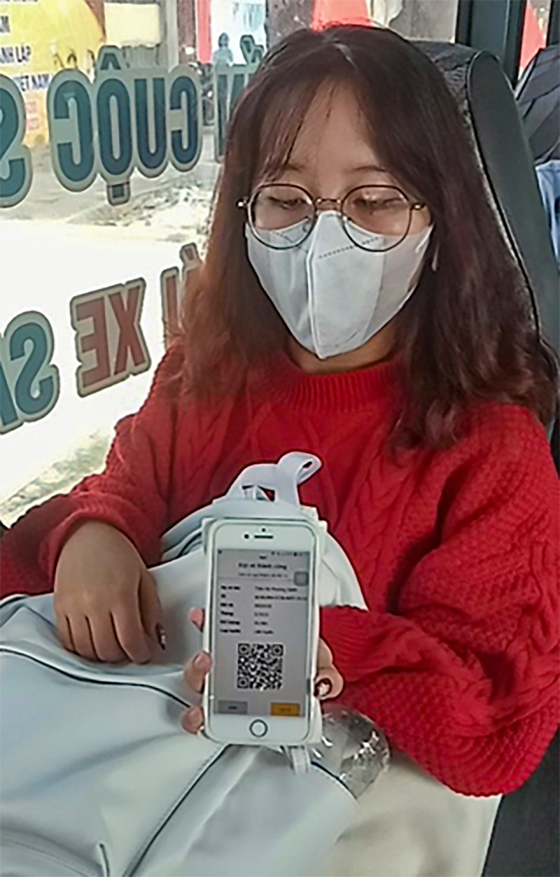 Hành khách xuất trình vé điện tử cho nhân viên khi đi xe buýt