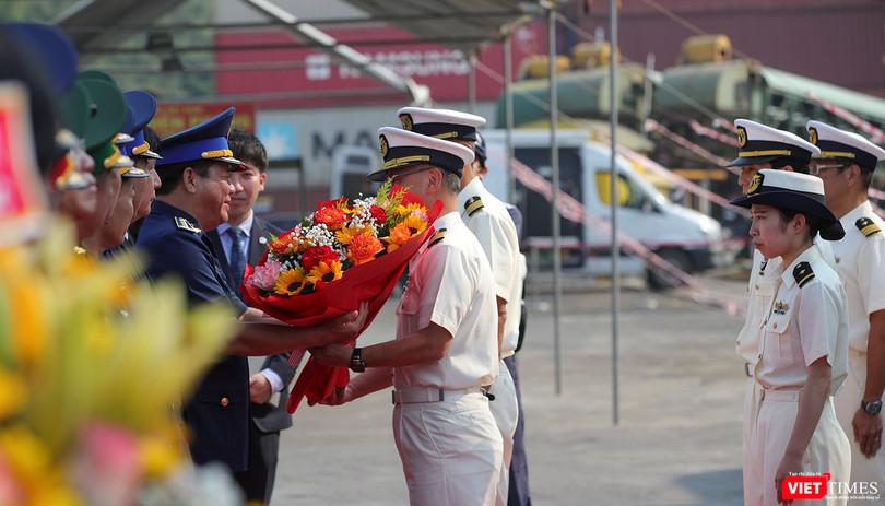 Đại diện Bộ Tư lệnh Vùng Cảnh sát biển 2 tặng hoa cho Chỉ huy tàu tuần tra SETTSU nhân chuyến thăm Đà Nẵng