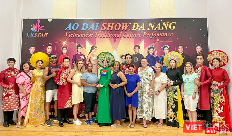 Đoàn Famtrip lữ hành Nam Phi thưởng thức chương trình nghệ thuật “Áo dài Show