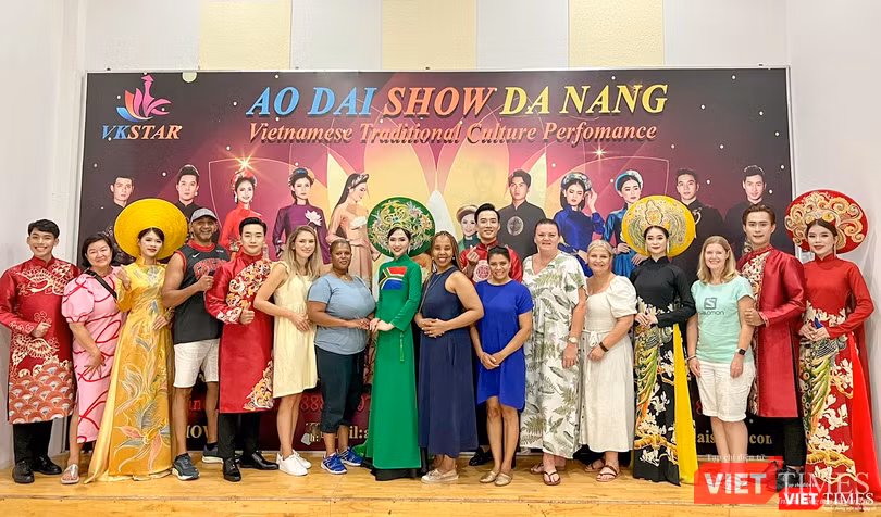 Đoàn Famtrip lữ hành Nam Phi thưởng thức chương trình nghệ thuật “Áo dài Show Đoàn Famtrip lữ hành Nam Phi thưởng thức chương trình nghệ thuật “Áo dài Show