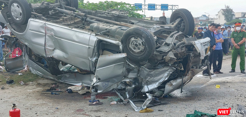 Xe ô tô khách BKS 76B-006.60 biến dạng sau vụ va chạm