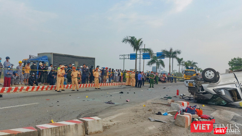 Lực lượng công an tiến hành phong toả hiện trường Lực lượng công an tiến hành phong toả hiện trường