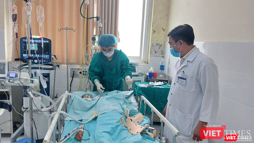 Các bác sĩ Bệnh viện đa khoa Trung ương Quảng Nam khẩn trương cấp cứu các nạn nhân trong vụ tai nạn giao thông nghiêm trọng xảy ra sáng 14/2 tại Quảng Nam Các bác sĩ Bệnh viện đa khoa Trung ương Quảng Nam khẩn trương cấp cứu các nạn nhân trong vụ tai nạn giao thông nghiêm trọng xảy ra sáng 14/2 tại Quảng Nam