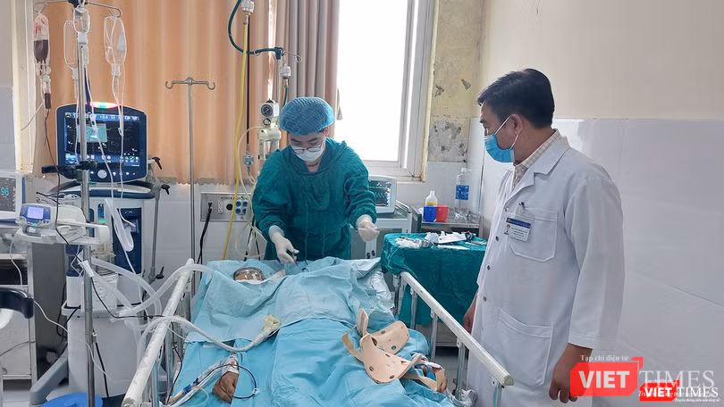 Các bác sĩ nỗ lực cấp cứu, cứu sống các nạn nhân trong vụ tai nạn