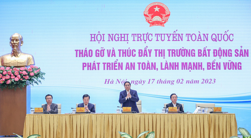 Thủ tướng Phạm Minh Chính chủ trì Hội nghị trực tuyến toàn quốc "tháo gỡ khó và thúc đẩy thị trường bất động sản phát triển an toàn, lành mạnh, bền vững" diễn ra sáng ngày 17/2 (Ảnh VGP/Nhật Bắc)