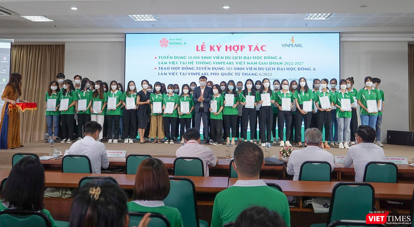 Đại diện Vinpearl đã tiến hành trao hợp đồng tuyển dụng cho sinh viên ngành Du lịch của Đại học Đông Á vào làm việc chính thức tại Vinpearl Phú Quốc. 