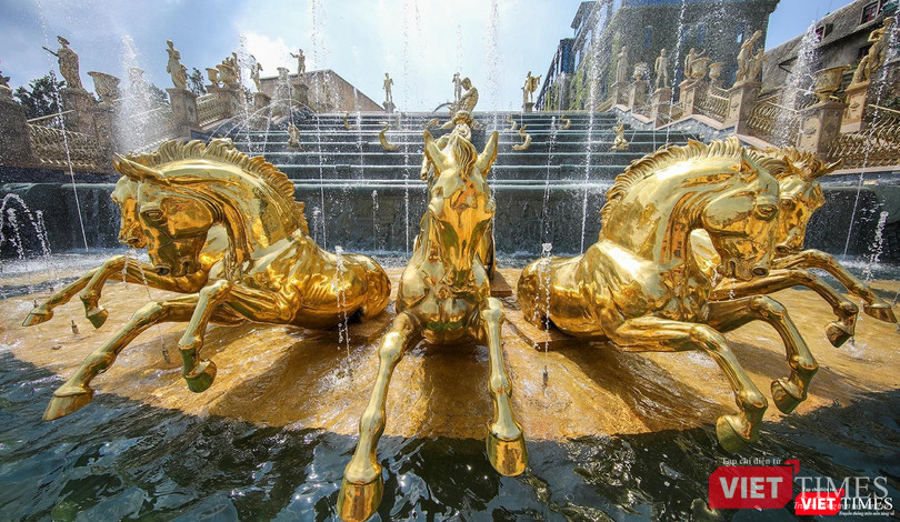 Cụm tượng trung tâm và thần mặt trời Helios trên cỗ xe được kéo bởi năm chú ngựa mạ vàng trên đỉnh Bà Nà Cụm tượng trung tâm và thần mặt trời Helios trên cỗ xe được kéo bởi năm chú ngựa mạ vàng trên đỉnh Bà Nà