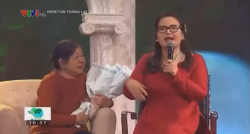 Hình ảnh doanh nhân Hoàng Hường (phải) trên chương trình Điểm tựa tương lai của VTV1 (Ảnh chụp màn hình) Hình ảnh doanh nhân Hoàng Hường (phải) trên chương trình Điểm tựa tương lai của VTV1 (Ảnh chụp màn hình)