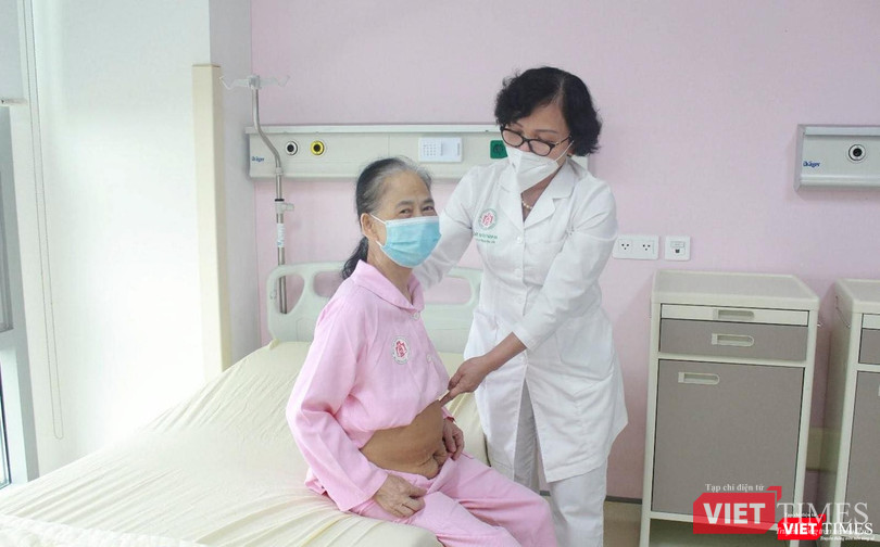 BSCKII Nguyễn Thanh Hà - Chủ nhiệm khoa Phụ sản - Bệnh viện TWQĐ 108 thăm khám cho bệnh nhân sau phẫu thuật