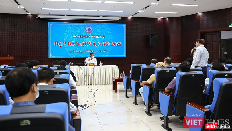 Quang cảnh buổi họp báo quý 1/2022 do UBND TP Đà Nẵng tổ chức diễn ra chiều ngày 18/4